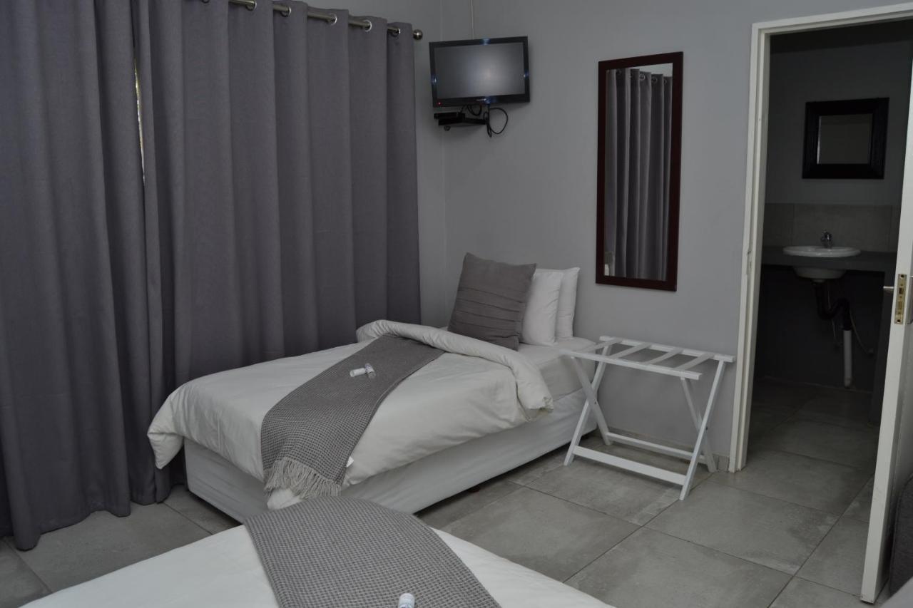 African Sands Guesthouse Load Shedding Free บลูมฟอนเทน ภายนอก รูปภาพ